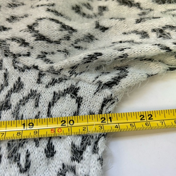 Cozy Leopard Print Sweater/ size Large / cowl neck / LG. - Picture 8 of 9
